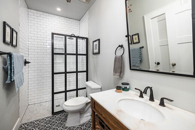 Building Photo - Berkeley Tudor For Lease!