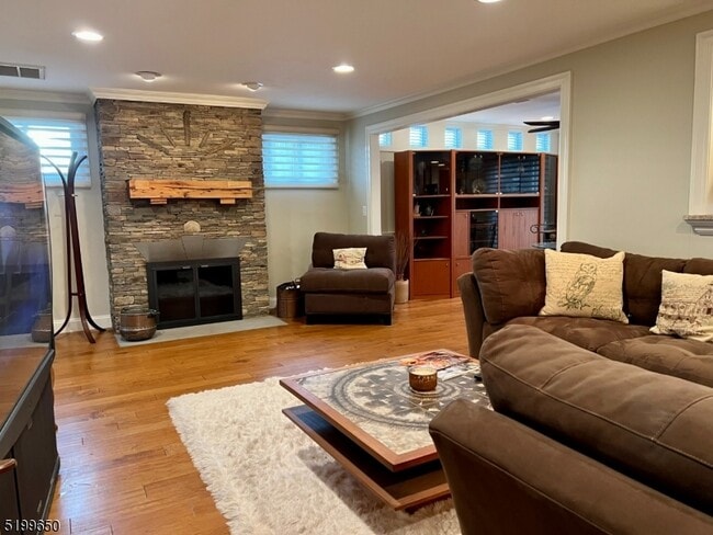 Building Photo - 132 Lakeshore Dr