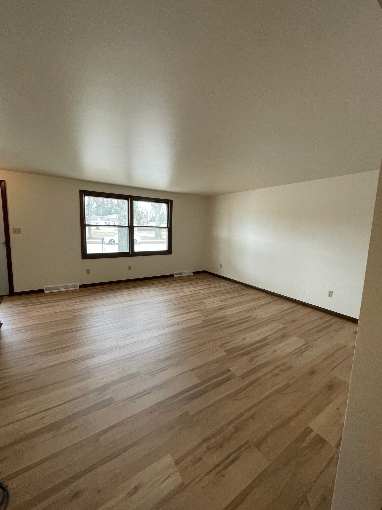 Large Living Room with easy care floor - 1407 Wiesner St
