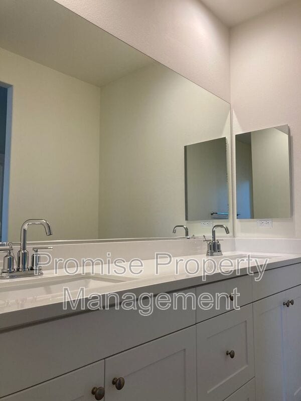 Building Photo - 4140 Sitio Cielo