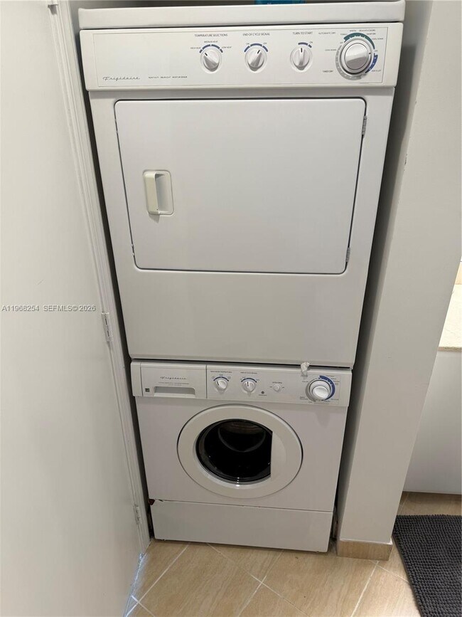 Building Photo - 1750 N Bayshore Dr