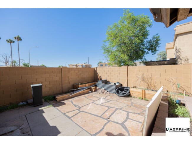Building Photo - Charming 2/1 Phoenix Townhouse - Cozy, Convenient &amp; Ready to Rent!