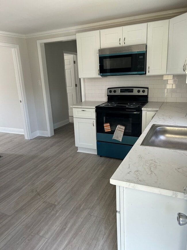 Primary Photo - Remodeled 3 bedroom/ 2 bath home located D...