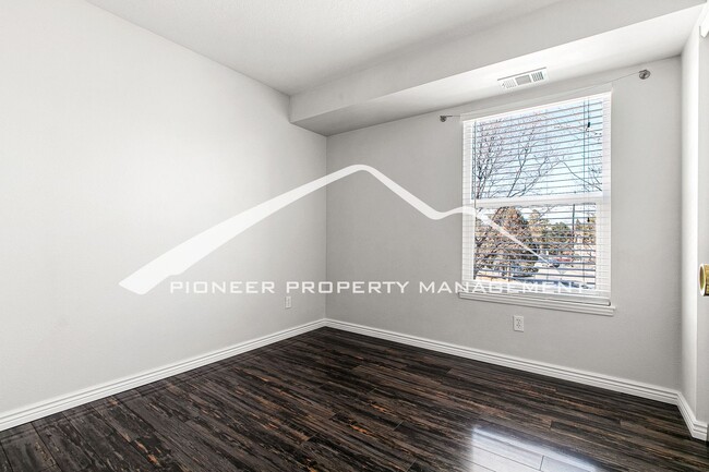 Building Photo - Cozy Condo with Balcony and Washer/Dryer