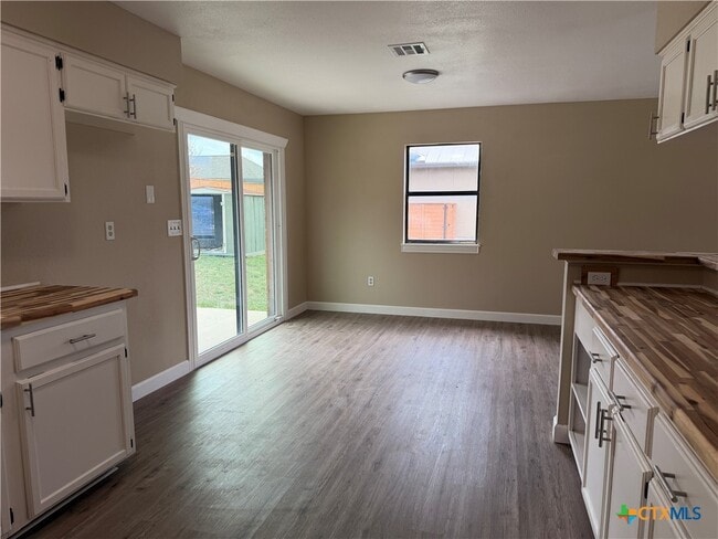 Building Photo - 1616 Lonesome