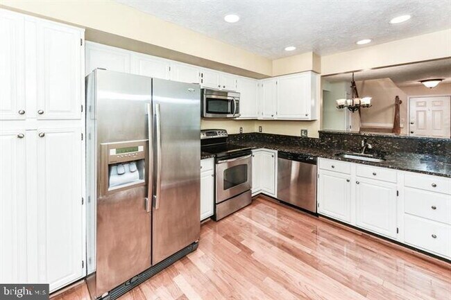 Building Photo - Expansive Loft-Style Living in a Resort-Like Community