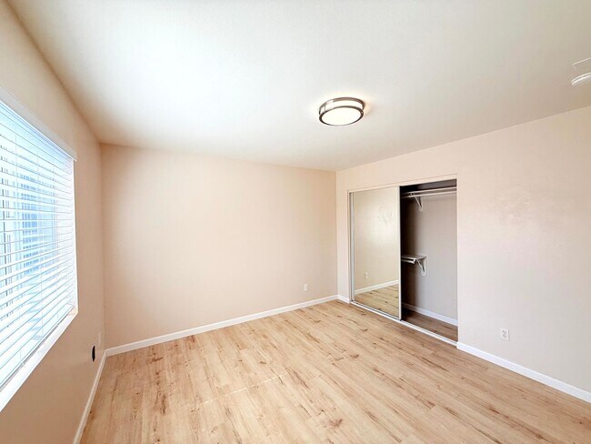 Building Photo - 762 W 21st St