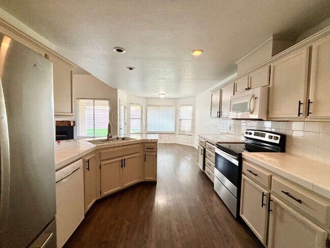 Building Photo - 736 Redwing Dr