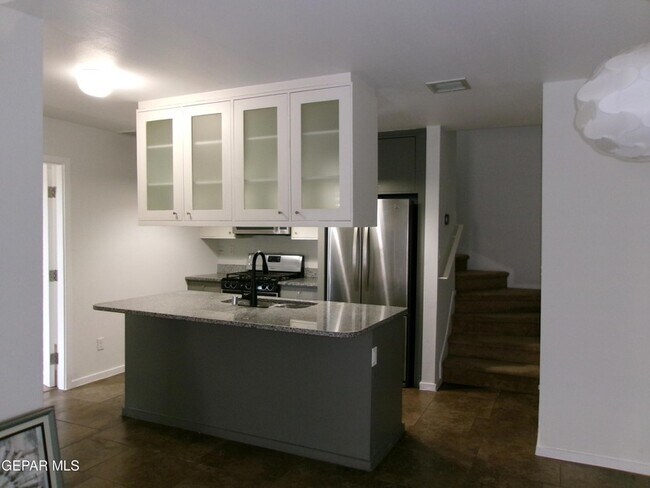 Building Photo - 4200 Camelot Heights Dr