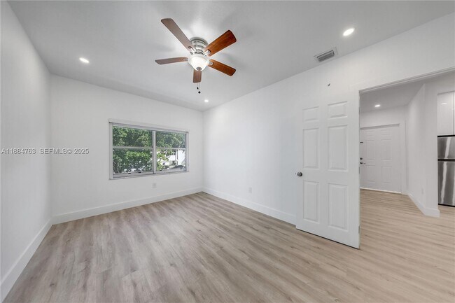 Building Photo - 2464 SW 22nd St