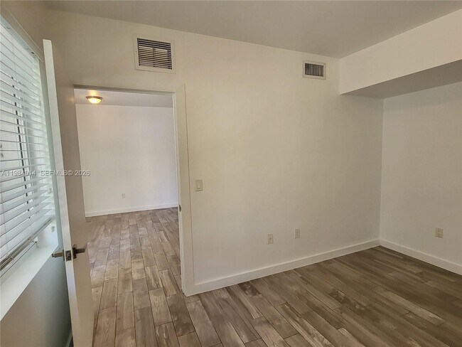 Building Photo - 557 Michigan Ave