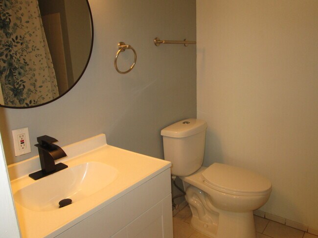 Building Photo - 800 Brook Dr