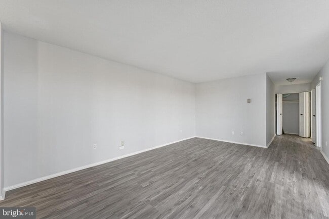 Building Photo - 6100 Westchester Park Dr