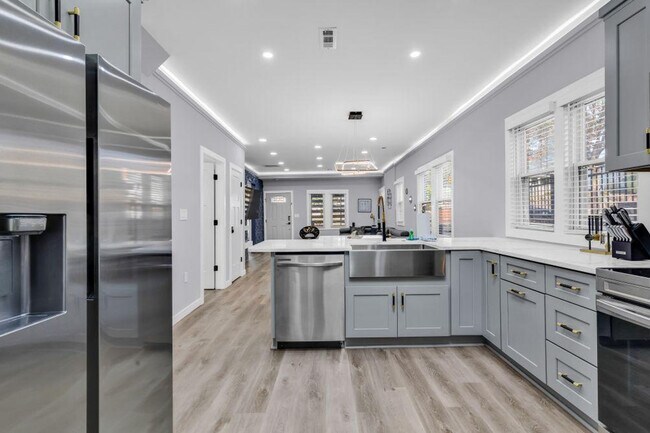 Building Photo - 830 Parkwood Ave