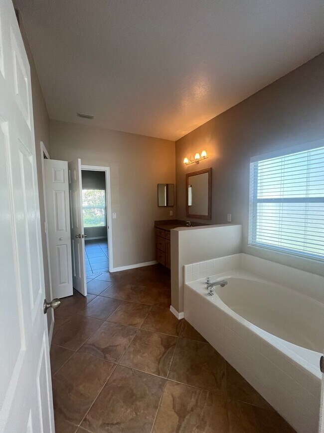 Building Photo - Updated Single family 3 / 2 with Screened ...