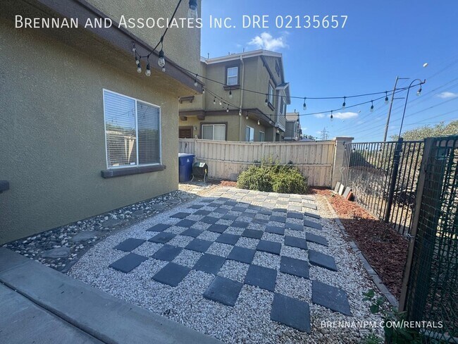 Building Photo - 1165 Latigo Cove