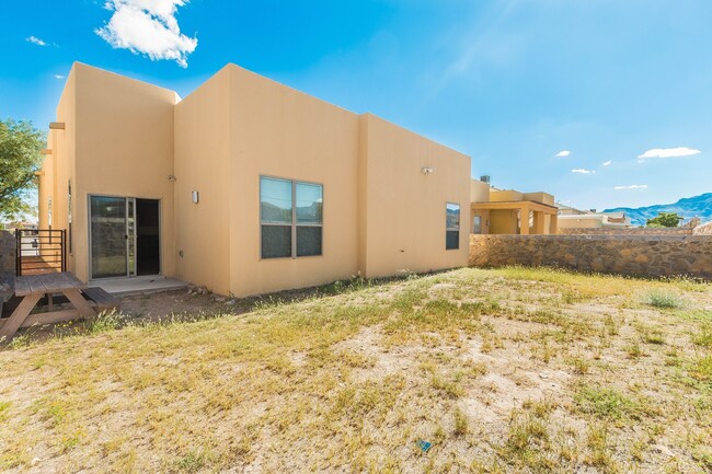 Building Photo - Beautiful 3 bedroom 2 bath Home Located in...