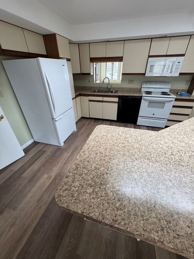 Building Photo - Spacious 3 Bedroom Home Available Now