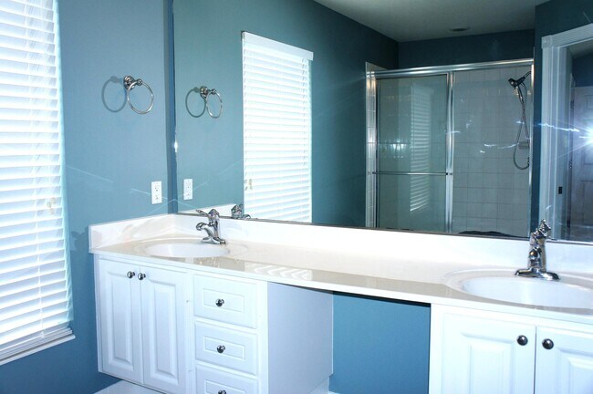 Building Photo - 1056 Pinewood Lake Ct