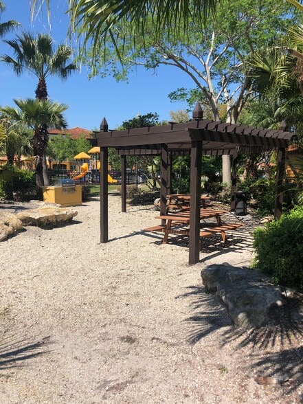 Building Photo - 5475 Vineland Rd