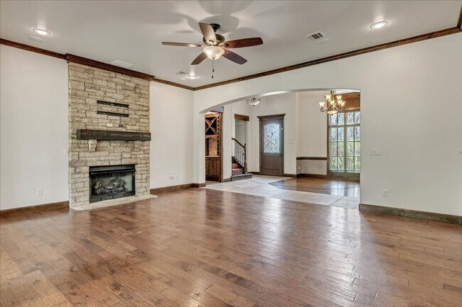 Building Photo - Gorgeous Executive Home - Open Plan - Stor...