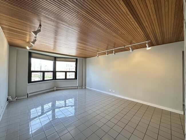 Building Photo - 428 W Wellington Ave