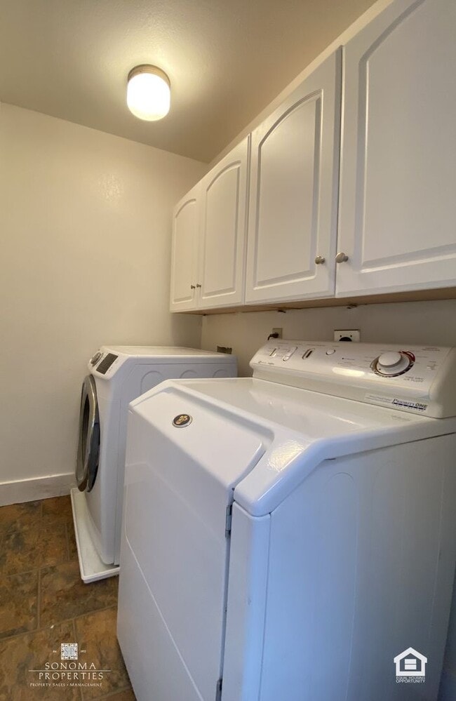 Building Photo - 3+ Bedroom / 2 Bathroom Home with Sunroom & Beautiful Views