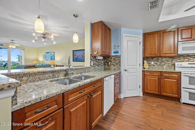 Building Photo - 8700 Ridgewood Ave