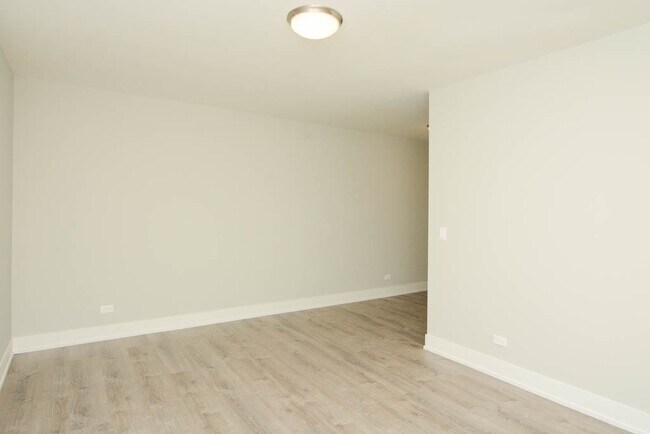 Building Photo - 533 W Surf St