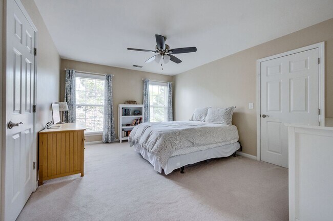 Building Photo - 4 Bedroom, 3.5 Bathroom Executive Home with Fenced Yard and 3 Car Garage.