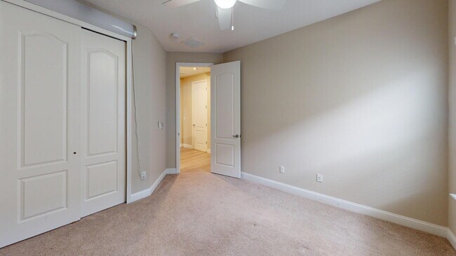 Building Photo - "Spacious 5-Bedroom Retreat in Jacksonville - 2,623 Sq Ft of Comfort!"