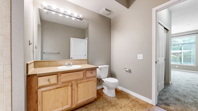 Building Photo - Remodeled 2 BR/2 BA Unit near Edora Park/Epic and Spring Creek Trail