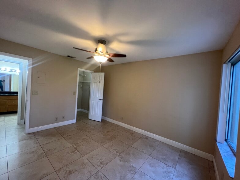 Building Photo - 3370 Pinewalk Dr N