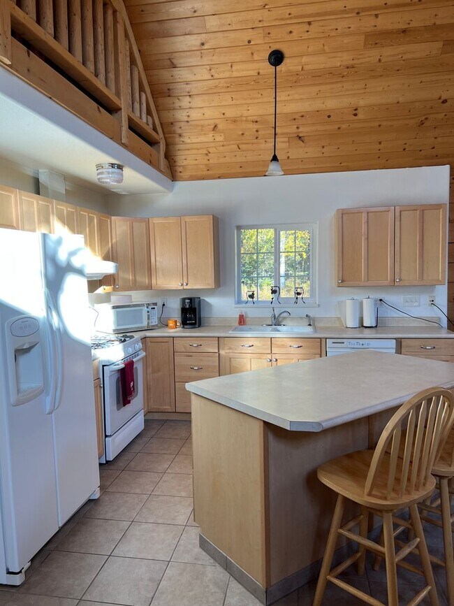 Building Photo - Short Term, Furnished Rental