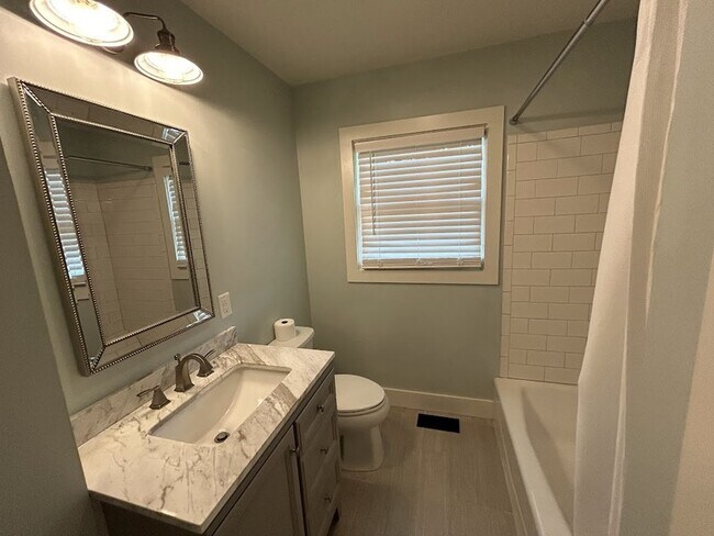 Building Photo - 1931 Stevens Dr NE