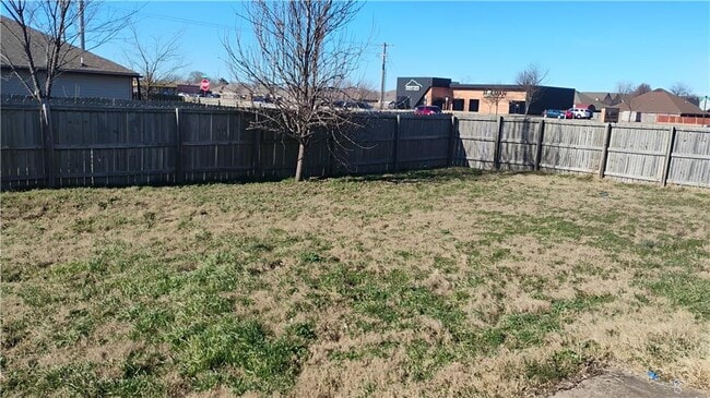 Building Photo - 100 Willow Dr