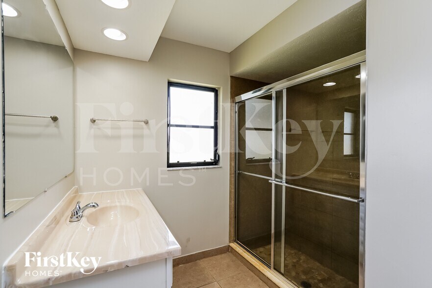 Building Photo - 302 SE 15th St