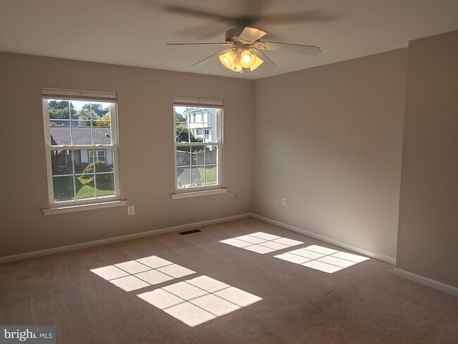 Building Photo - 345 Silver Ridge Dr