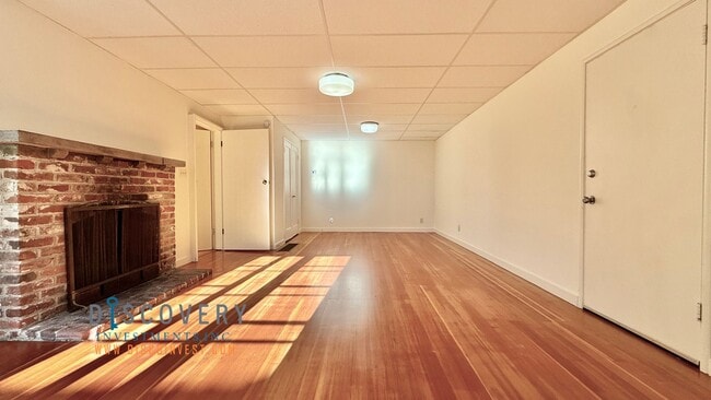 Building Photo - Mid-Century Montclair 3+ Bedroom with Filtered San Francisco Bay Views!