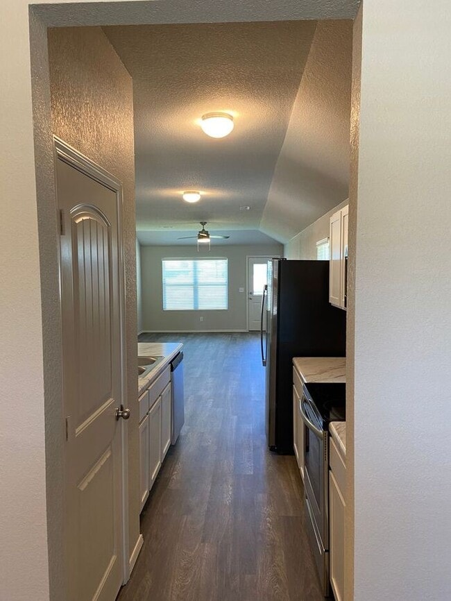 Building Photo - Discover Modern Living | Charming 3-Bedroom, 2-Bath Home in White Oak Crossing