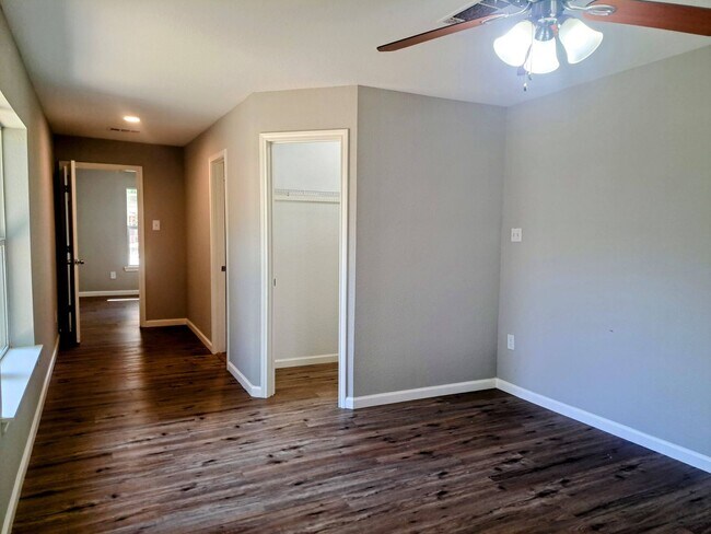 Building Photo - 4 bedroom, 2 bath home, Handicap accessible