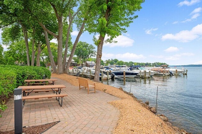 Building Photo - Spacious Main-Level Living in the Heart of Excelsior