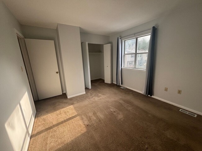 Building Photo - Charming 3 Bedroom 1.5 Bathroom Newport Ne...