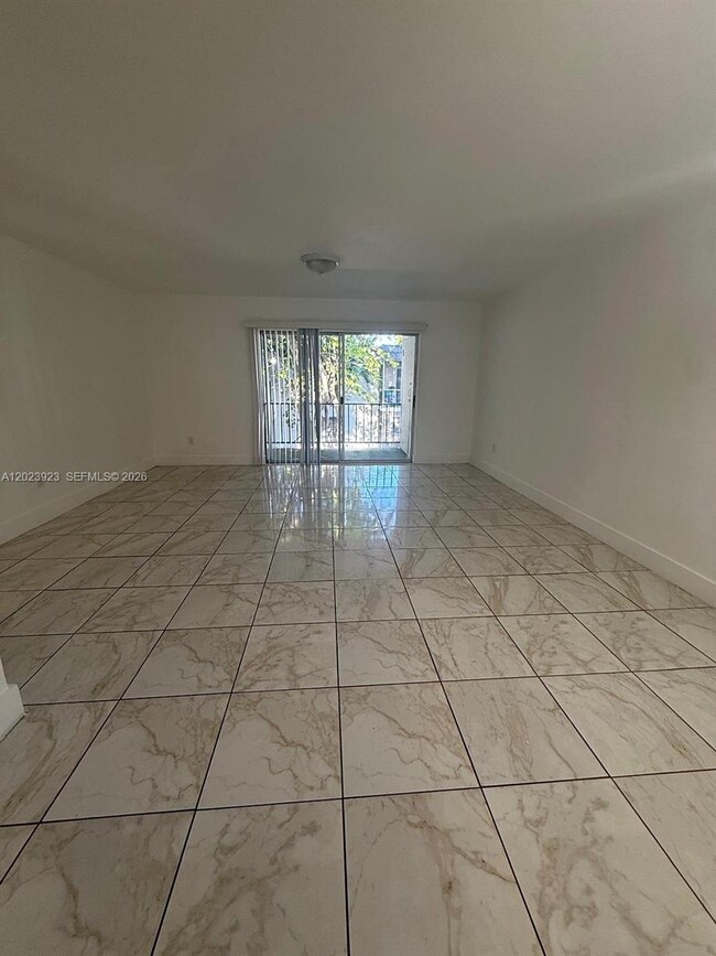 Building Photo - 10393 N Kendall Dr