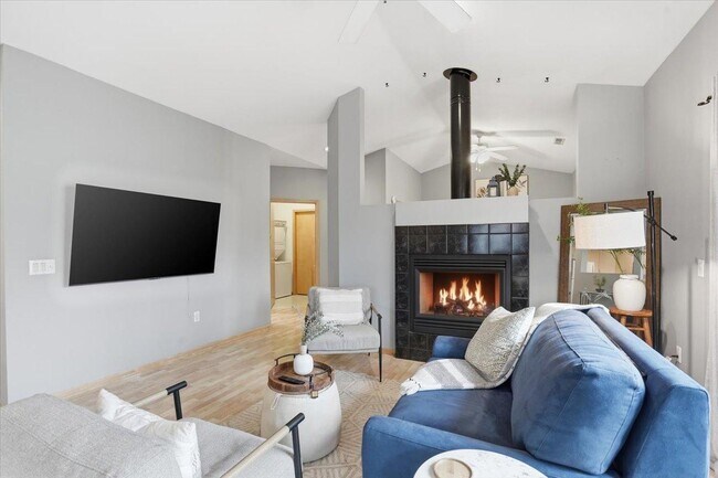 Building Photo - 1140 E Dayton St