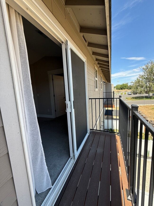 Building Photo - Stunning 3 bedroom townhome.