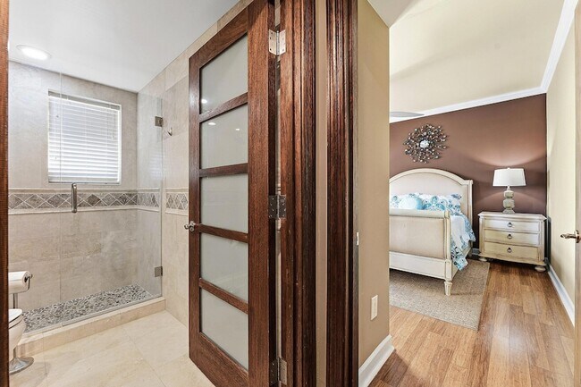 Building Photo - 2650 Lake Shore Dr