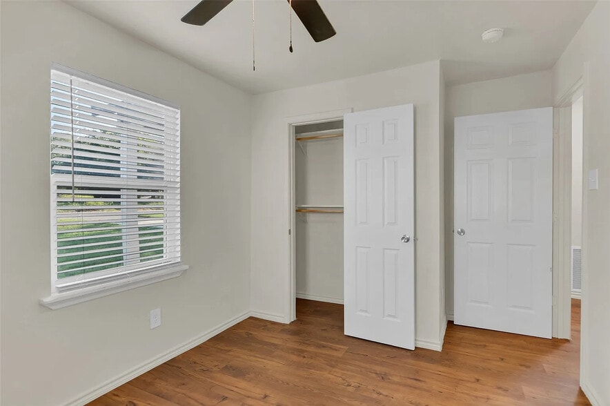 Building Photo - Room in House on Houghton Ave