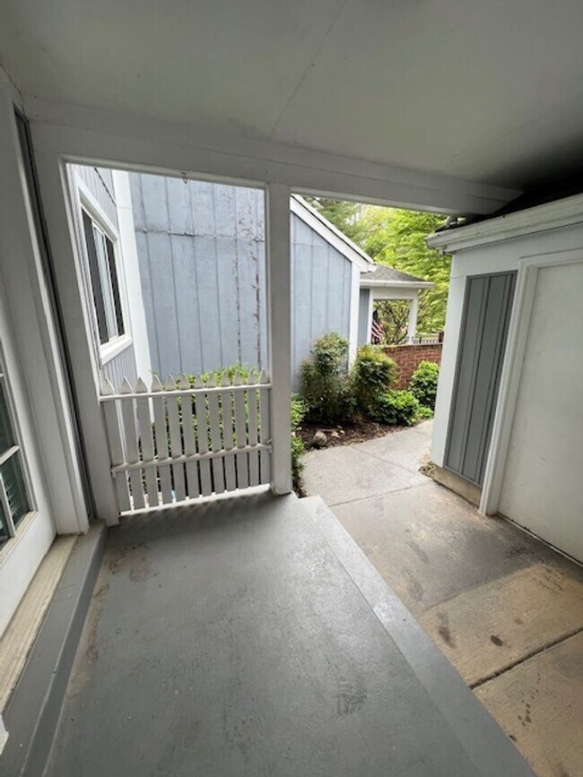 Building Photo - CHARMING TOWNHOME LOCATED IN HIGHLAND HALL...