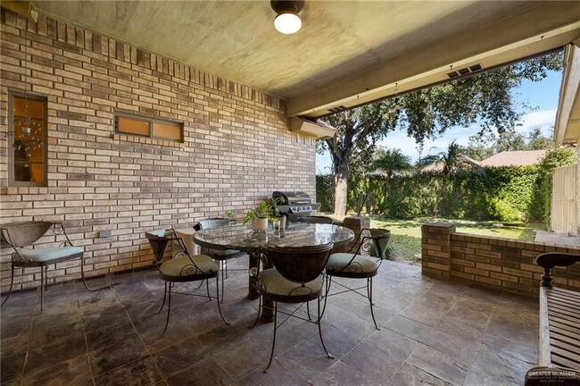 Building Photo - 27 N "E" St